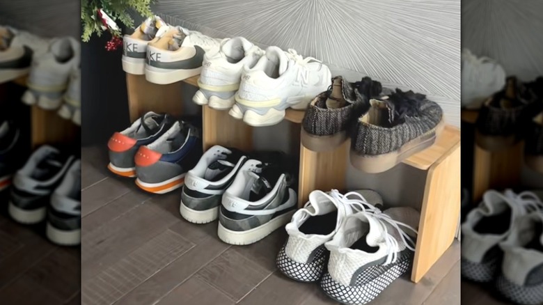 Dolar Ağacı kesme tahtalarını kullanarak ev yapımı ayakkabı rafı.