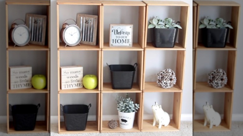 Dolar Ağacı bambu kesme tahtalarından yapılmış küp raflar.