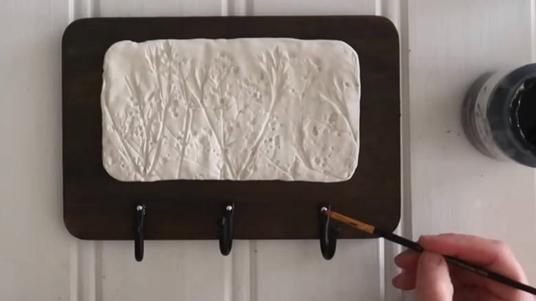 Duvara asılı Dolar Ağacı kesme tahtasından yapılmış, duvara monte anahtarlık.