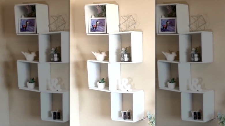 Dolar Ağacı kesme tahtalarının birbirine yapıştırılmasıyla yapılmış yüzen küp raf.