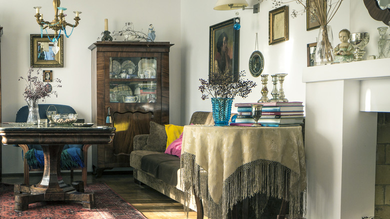 Bir dolapta toplanmış vintage eşyalar