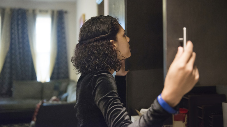 Kadın boş bir dolaba bakıyor ve raf eklemeden onu nasıl evrak deposuna dönüştüreceğine karar veriyor.