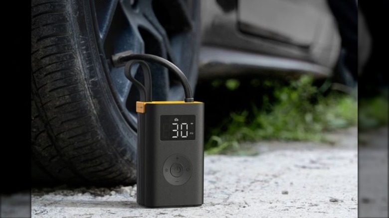 Araç lastiğini şişirmek için kullanılan HOTO hava pompası