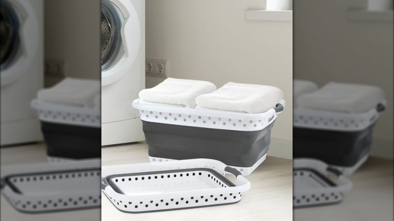 Kurutucunun yanında biri açık, diğeri çökmüş iki çamaşır sepeti