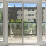 Sürgülü Cam Kapılarınızın Üzerinde Temizlemeyi Unuttuğunuz Yer (Ve Nasıl Yapılır)