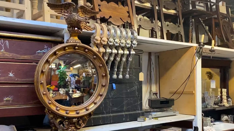 Üzerinde kartal bulunan yuvarlak bir ayna.