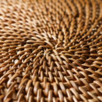 Bu DIY Rattan Hilesi, Evinizde Bakmaktan Bıktığınız Göz Ağrısını Gizliyor