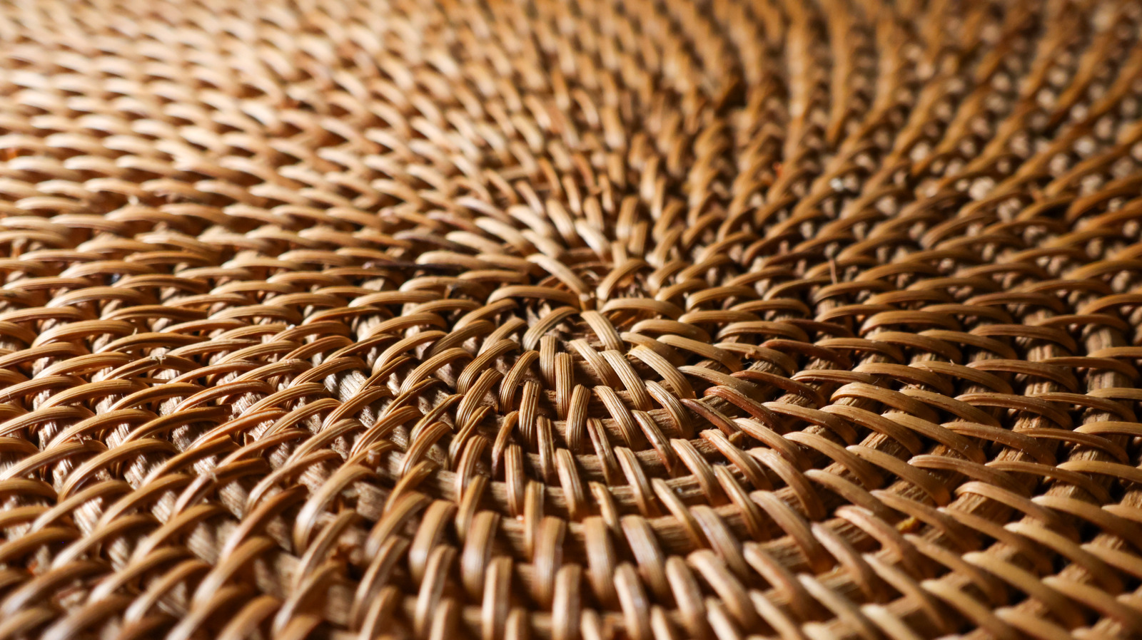 Bu DIY Rattan Hilesi, Evinizde Bakmaktan Bıktığınız Göz Ağrısını Gizliyor