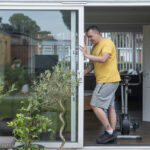 Sıkışan Sürgülü Cam Kapılarınızı 20 Doların Altındaki Donanım Mağazasıyla Onarın