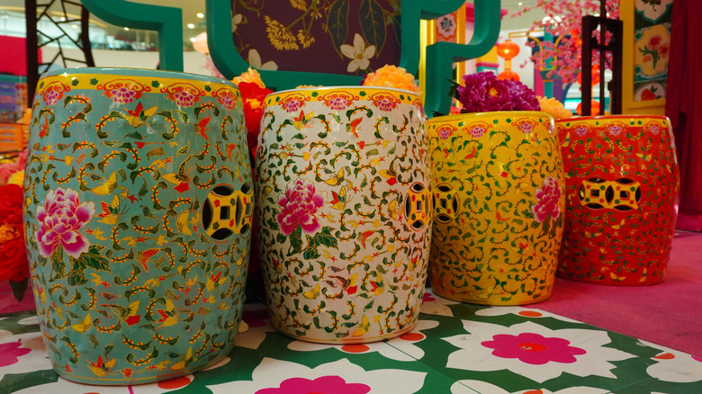 Bir mağazada dört adet Çin madalyonlu bahçe taburesi seti.