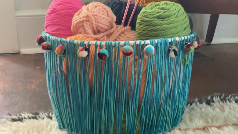 Yeniden tasarlanmış domates kafesinden yapılmış bir saklama sepeti