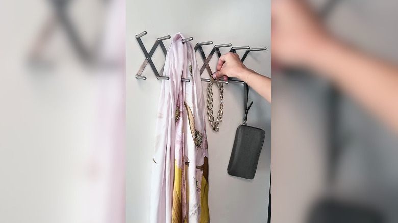 Girişte asma rafı olarak kullanılan IKEA VARIERA