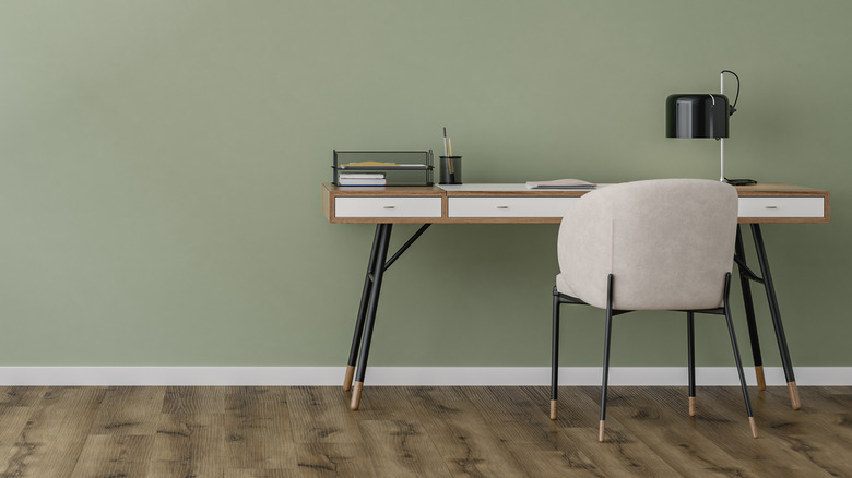 Adaçayı yeşili duvarlı ev ofisi