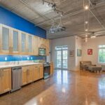 Bu Mutfak Loftu Soğuk Hissetti, Artık Eğlenmeye Hazır (Ve Bol miktarda Depolama Alanı Var)