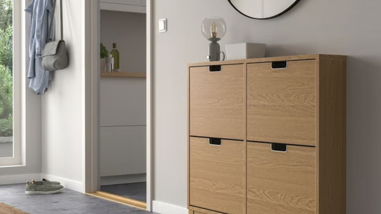 IKEA STÄLL Modern aydınlık odada ayakkabı dolabı