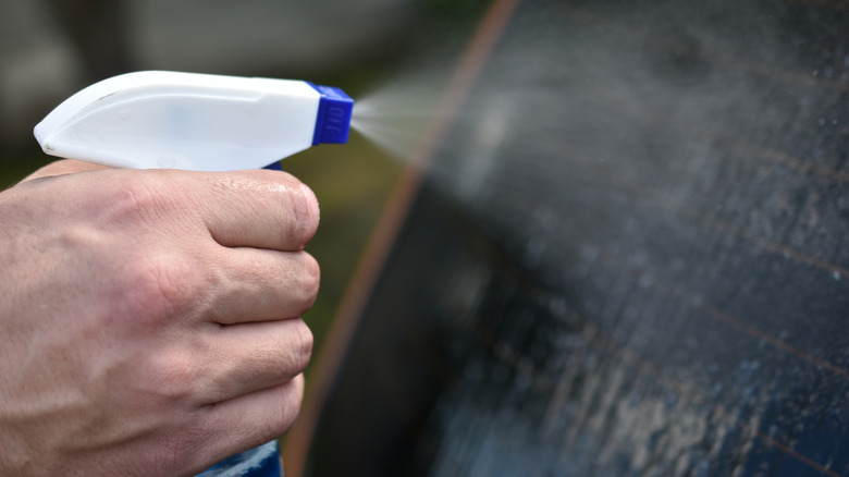 karışımı püskürten kişi