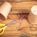 Kağıt Bardakları ve Karton Parçalarını Çarpıcı Asma Dekorlara Dönüştürün