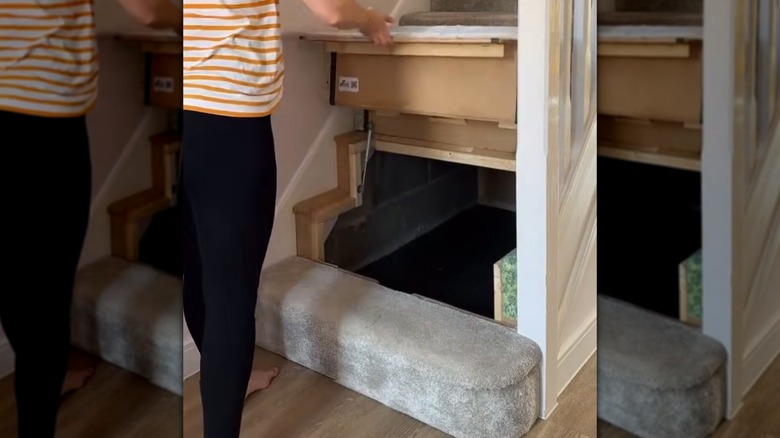 altındaki gizli depoyu ortaya çıkarmak için merdivenleri kaldıran kadın