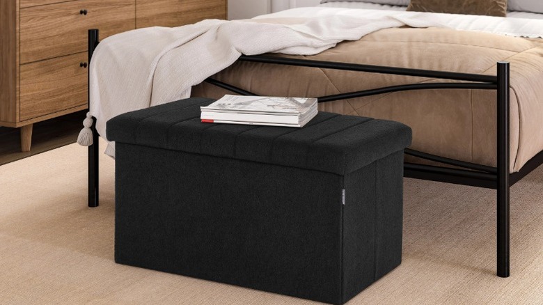 Seville'deki sandık, yatağın ayakucunda duruyor ve üstünde bir kitap var.