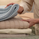 Costco'nun Battaniyeleri Gözden Uzak ve Düzenli Tutacak Bir Depolama Çözümü Var