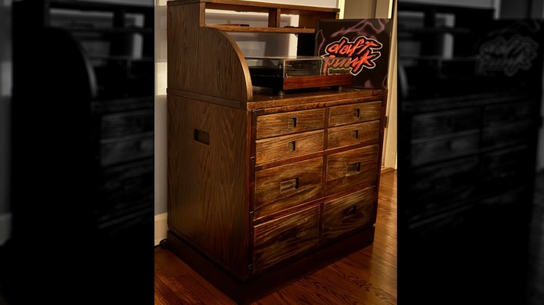 Vintage kaydırmalı üst masa, döner tabla merkezine dönüştürüldü