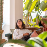 İkinci El Mağazasında Retro Titreşimli Vintage Patio Mobilya Markası (Çok Değerli)