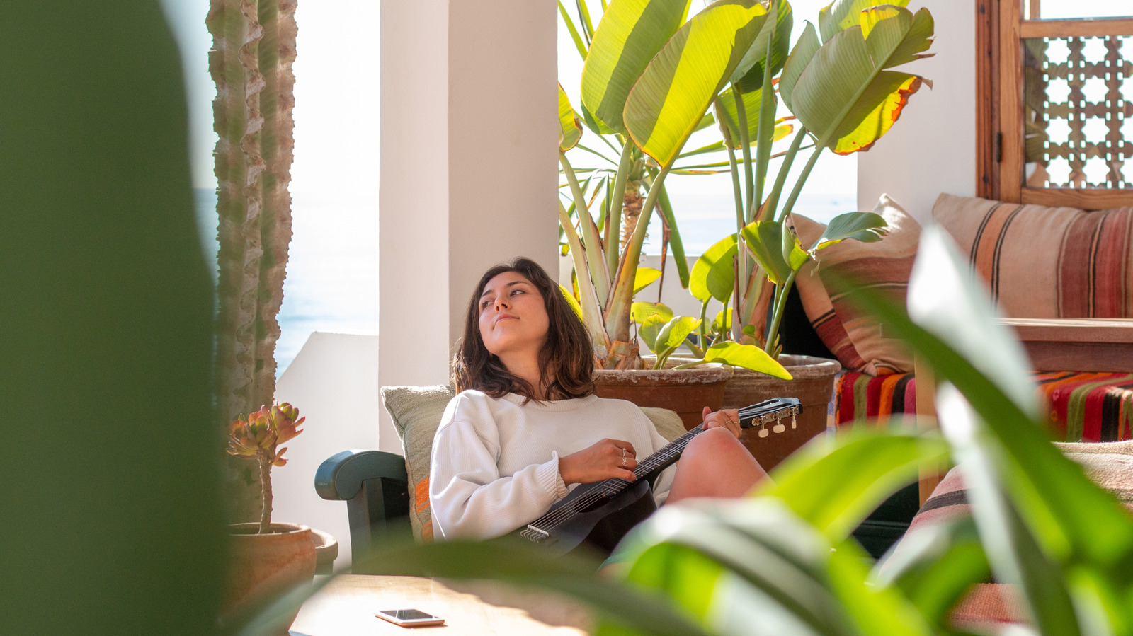 İkinci El Mağazasında Retro Titreşimli Vintage Patio Mobilya Markası (Çok Değerli)