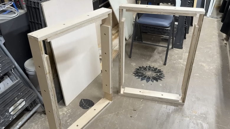 Garaj tezgahının üstü ve altı için basit hurda ahşap çerçeveler