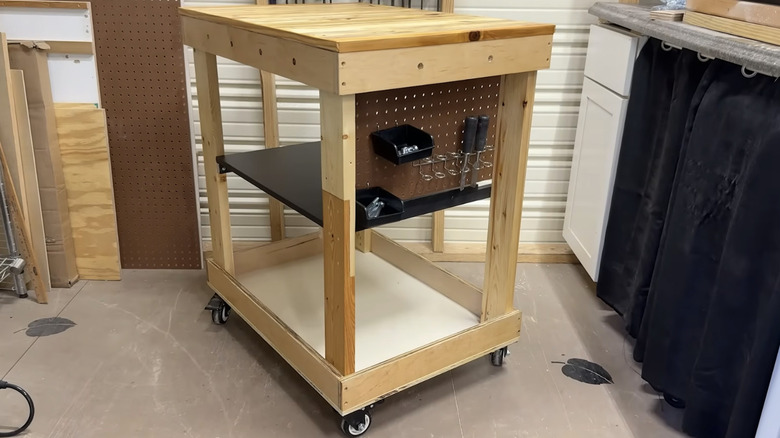 Hurda ahşaptan yapılmış saklama alanına sahip çok yönlü bir garaj tezgahı