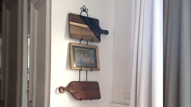 Kesme tahtaları ve çerçeveli bir resim için katmanlı tabak rafı.