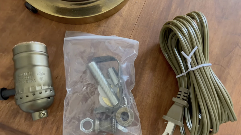 Ahşap bir masanın üzerinde pirinç bir lamba seti.