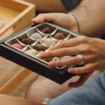 Eski Bir Çikolata Kutusunu Çok Şık Görünen Kendin Yap Depolama Çözümüne Dönüştürün