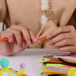 En Şirin Karahindiba Dekorunu Kendiniz Yapmak İçin Boru Temizleyicileri ve Çatal Kullanın