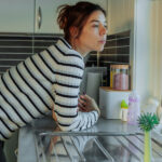 Ne Geleneksel Perdeler Ne de Perdeler: Mutfak Pencerelerini Kapatmanın Daha İyi Bir Yolu