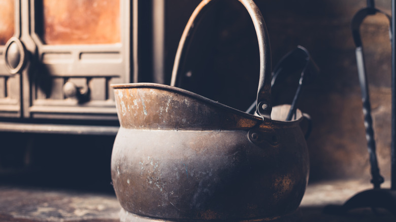 Odun sobasının yanındaki demir kömür kovasının yakın çekimi