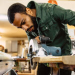 Battaniyeleri Depolamak için Ahşap Parçalarını Duvara Monte Çözüme Dönüştürün