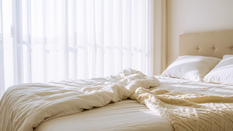 Yorganlı ve dekoratif örtülü yatak