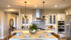 Dolap Dağınıklığına Elveda Deyin: Kapakları ve Tavaları Düzenli Tutan Amazon Çözümü