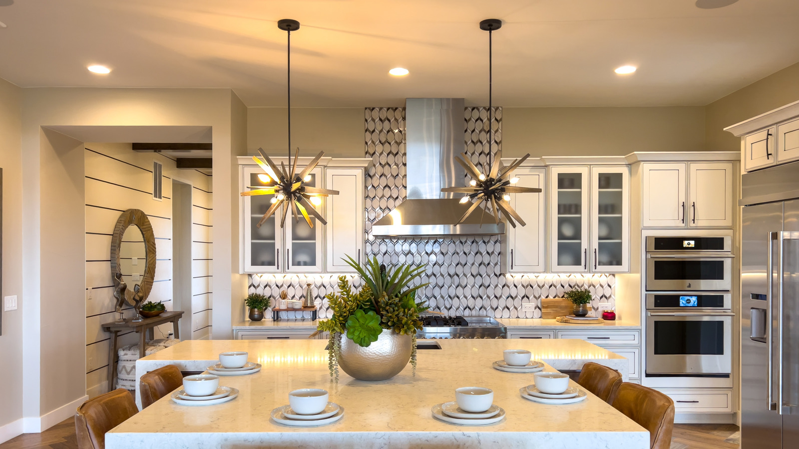 Dolap Dağınıklığına Elveda Deyin: Kapakları ve Tavaları Düzenli Tutan Amazon Çözümü