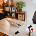 Eski Bir Tuvalet Kağıdı Rulo Yığını Masanızı Düzenli Tutmanın Şık Bir Yoluna Dönüştürün