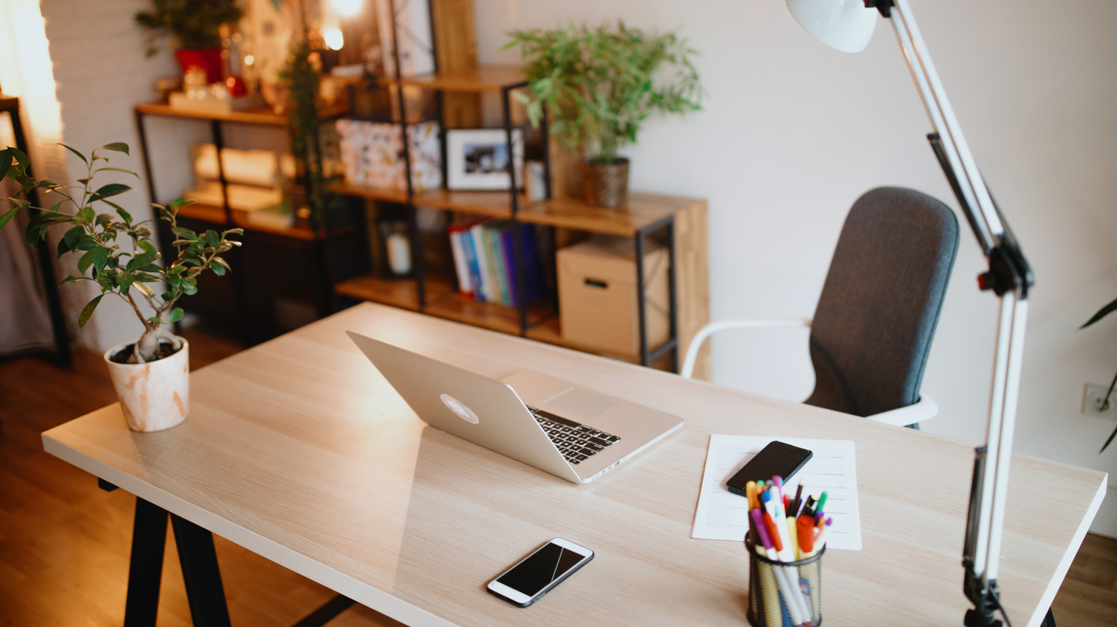 Eski Bir Tuvalet Kağıdı Rulo Yığını Masanızı Düzenli Tutmanın Şık Bir Yoluna Dönüştürün