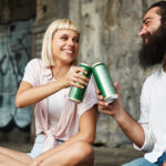 Bira Kutularını Sürüklenen Bitkiler İçin Benzersiz Asma Saksılara Dönüştürün