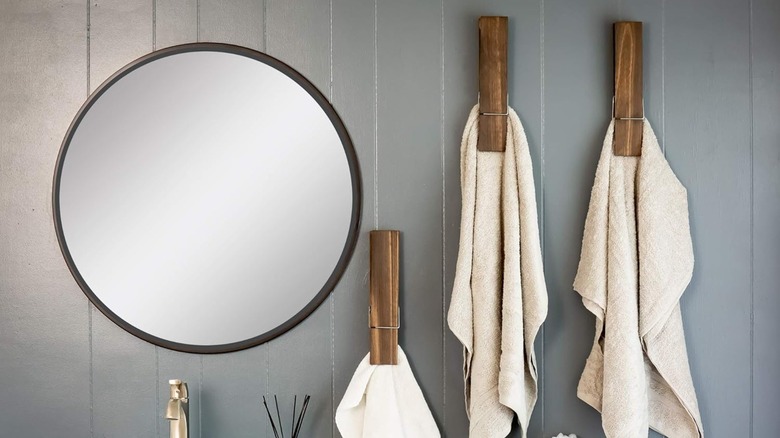 Banyodaki büyük boy mandallardan havlular sarkıyor.