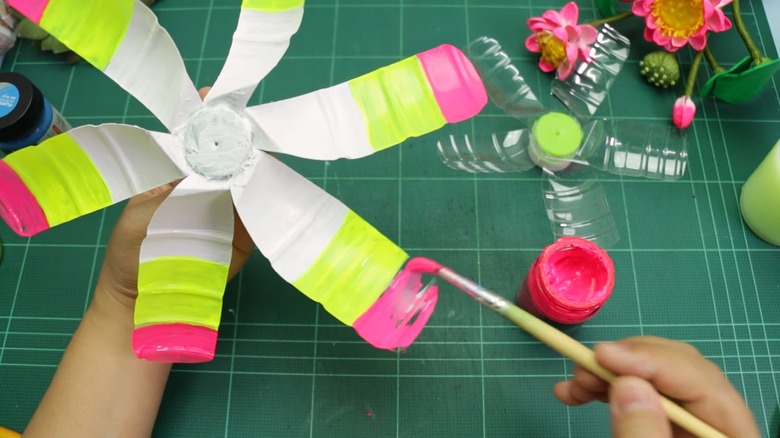 Rüzgar pervanesinin kanatlarını boyayan eller