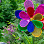 Eski Bir Plastik Şişeyi Bahçeniz İçin Çarpıcı Rüzgar Döndürücü Dekoruna Dönüştürün