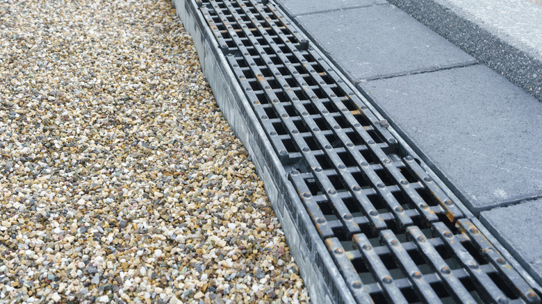 Drenaj, araba yolu kenarı olarak monte edildi