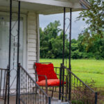 Lowe's, Küçük Bir Ön Sundurma İçin Harika Bir Geri Çekilebilir Ekran Kapısına Sahiptir