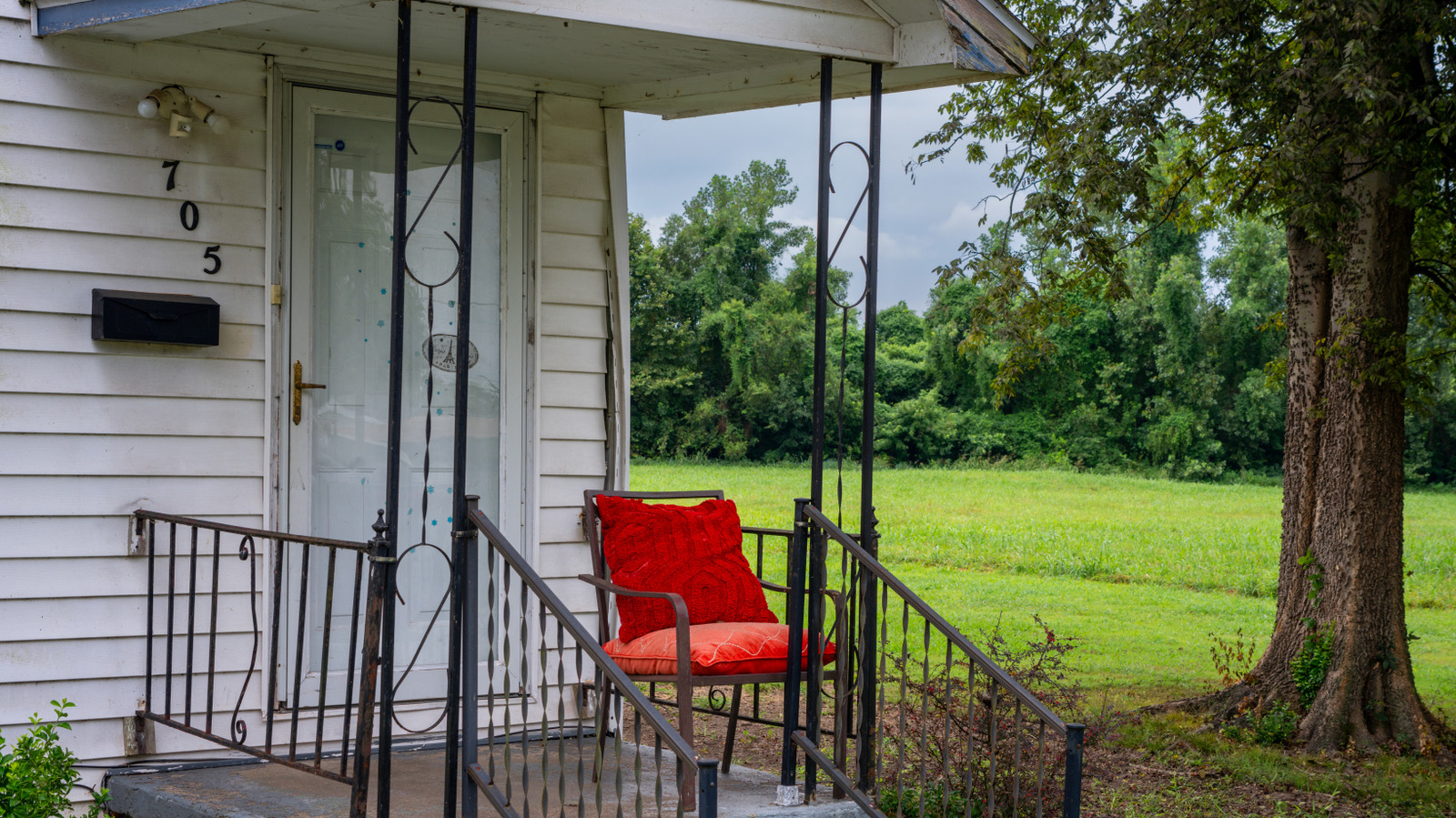 Lowe's, Küçük Bir Ön Sundurma İçin Harika Bir Geri Çekilebilir Ekran Kapısına Sahiptir
