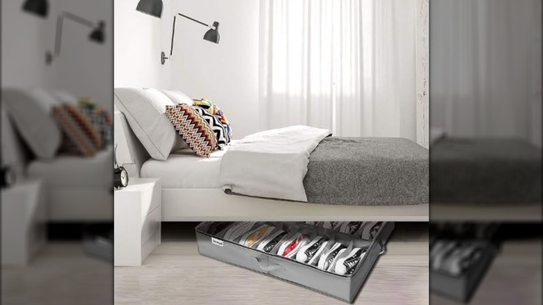 INAYA organizatörü ayakkabıları yatağın altında saklamak için kullanılırdı