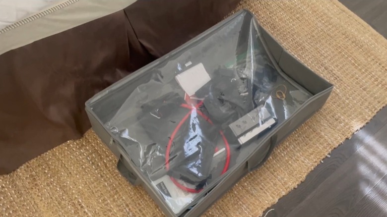 Pencereli yatak saklama torbalarının altındaki Amazon Basics'e yakın çekim